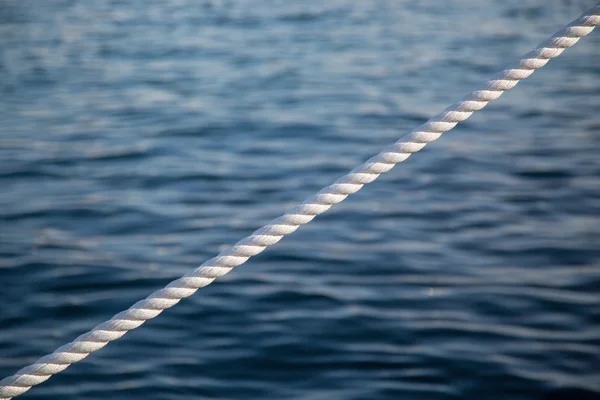 White clean new rope with ocean background. — Stock Photo, Image