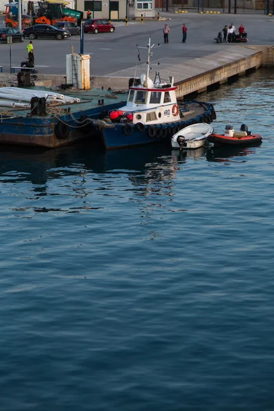 Barco de pesca en el puerto al atardecer en Split, Croacia . — Foto de Stock