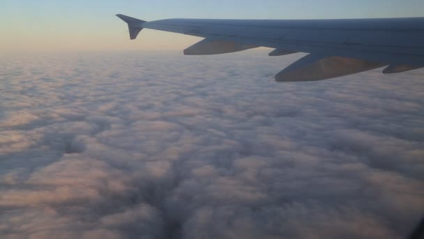 Escena de paisaje nublado desde un avión. Puesta de sol . — Vídeo de stock