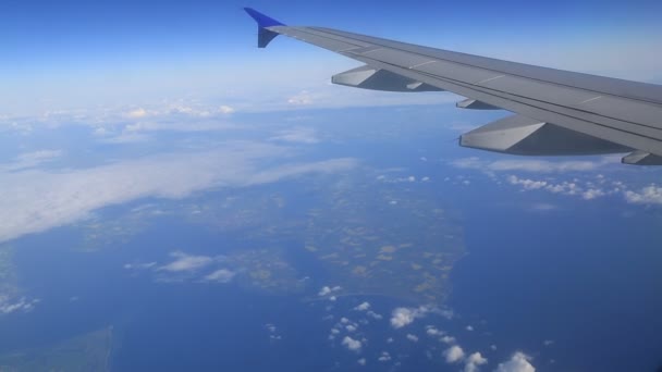 Scéna z okna letadla. Mraky, reliéfu a moře. — Stock video