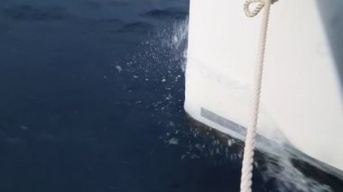 Katamaran Yelken Dalmaçya deniz, Hırvatistan sahne. Ayrıntı Yay teknenin. 