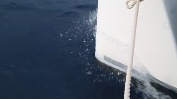 Cena de catamarã navegando no mar dálmata, Croácia. Detalhe do arco do barco . — Vídeo de Stock