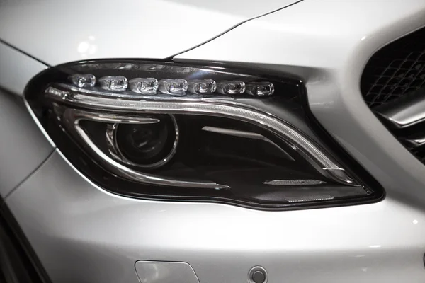 Detalhe da luz do carro. Luxo, automóvel elegante . — Fotografia de Stock