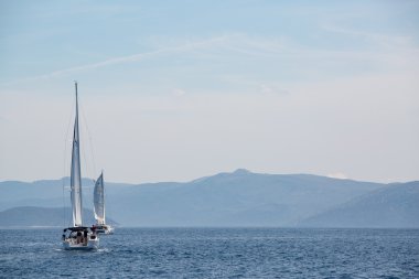 Hırvatistan Adriyatik okyanusta yelken tekne. Ufuktaki dağlar.