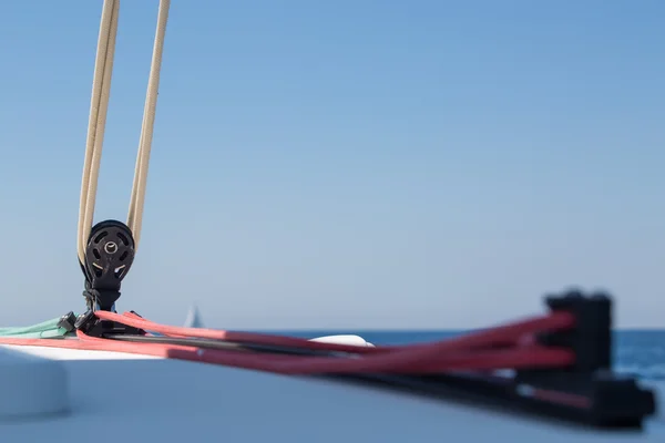 Elementen van zeilboten. Detail van fairlead, mainsheet. Gespannen touwen. — Stockfoto