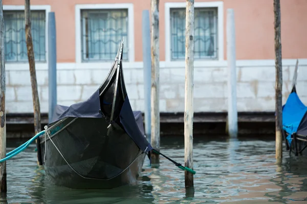 Detalhe da gôndola em Veneza, Itália. Barcos pretos para passageiros turísticos na cidade turística . — Fotografia de Stock