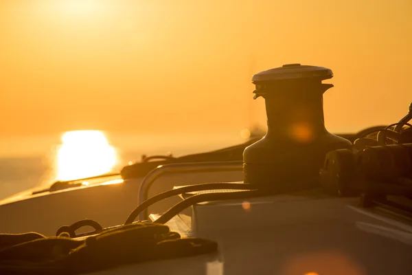 Detalle de cabrestante de velero. Puesta de sol . —  Fotos de Stock