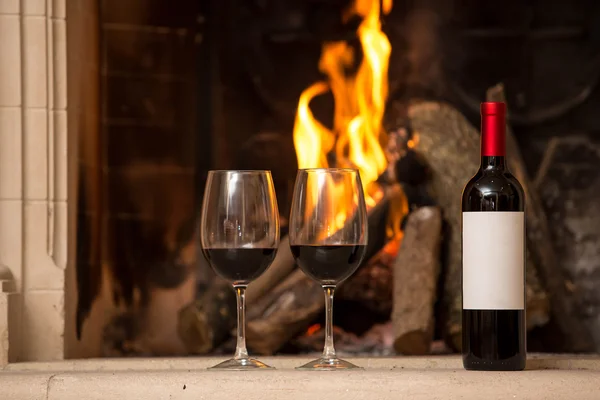 ワイングラスとワインの暖炉の横にあります。. — ストック写真