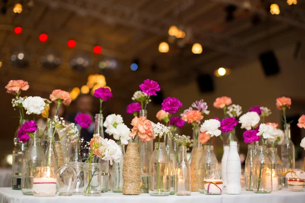 Vårblommor i en glasvas — Stockfoto