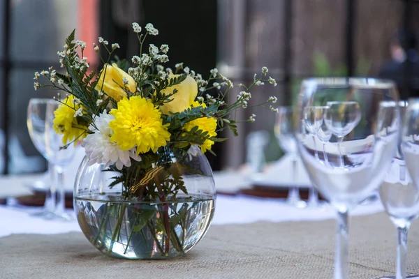 Boeket bloemen op de tafel — Stockfoto