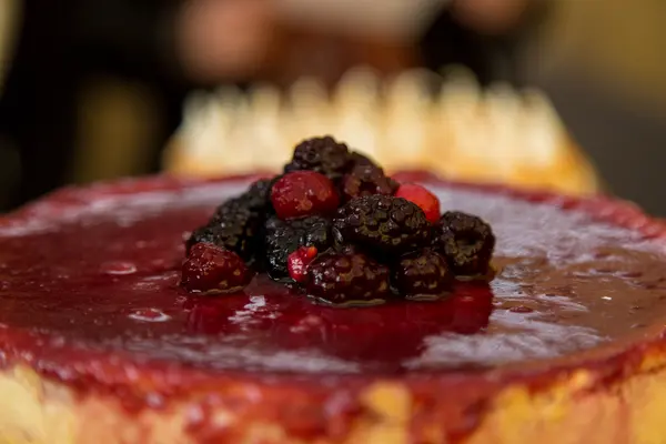 Pastel de chocolate con frutas — Foto de Stock