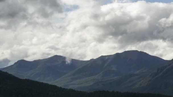 Wolken ziehen an Bergen vorbei — Stockvideo