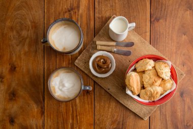 Çay saati. Scons ve dulce de leche.