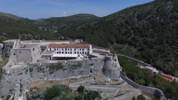 Escena aérea de fortaleza en la cima de una montaña isla . — Vídeo de stock