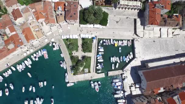 Szene eines kroatischen Hafens. Kamera geht nach unten. — Stockvideo