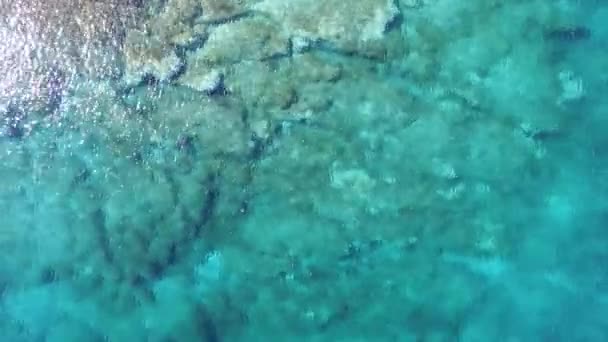 Escena superior de agua en una bahía. Agua turquesa. Las rocas aparecen debajo. Despacio. . — Vídeos de Stock