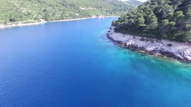 Letecká, panormaic, scéna z skalnatého pobřeží do katamaran. — Stock video