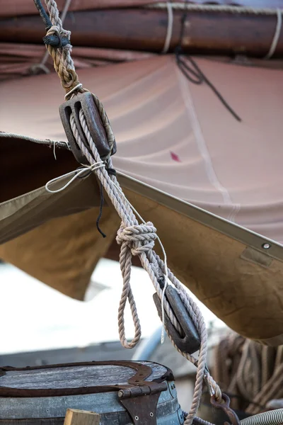 Detalj av remskiva av en segelbåt. — Stockfoto