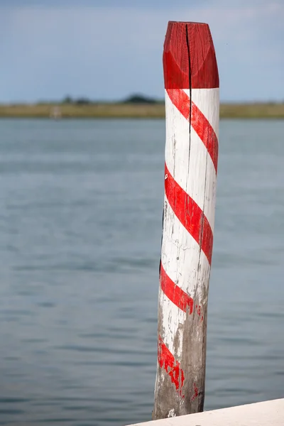 Poste de madera, poste, de puerto de Venecia. Italia . —  Fotos de Stock