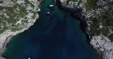 Dalmaçya kıyıları kayalık koyunda hava sahne. Dron. Panoramik. Kamera yakalamak beatufull manzara taşır.