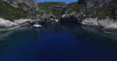 Dalmaçya kıyıları kayalık koyunda hava sahne. Dron. Panoramik. Kamera yakalamak beatufull manzara taşır.