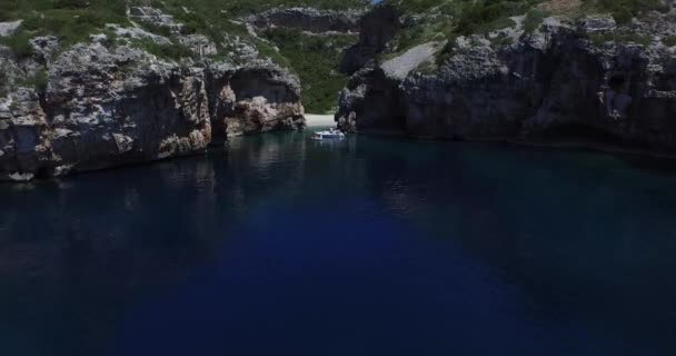 Luchtfoto scène van rotsachtige baai aan de Dalmatische kust. Drone. Panoramisch. Camera beweegt visvangst beatufull landschappen. — Stockvideo