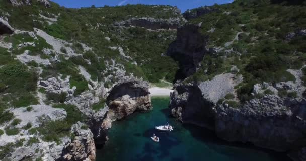 Aerial scen i vik med klippor på den dalmatiska kusten. Drone. Panoramautsikt över. Kameran flyttar fånga beatufull landskap. — Stockvideo