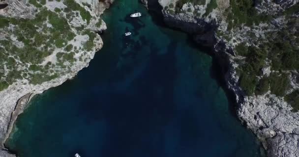 Scène aérienne de baie rocheuse sur la côte dalmate. Un drone. Panoramique. Caméra se déplace attraper paysages beatufull .