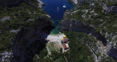 Dalmaçya kıyıları kayalık koyunda hava sahne. Dron. Panoramik. Kamera yakalamak beatufull manzara taşır.