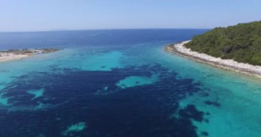 Drone sahne. Ada Dalmaçya kıyılarında. Şeffaf su.