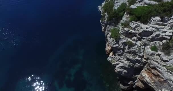 Escena aérea con dron de costa rocosa de una bahía . — Vídeo de stock