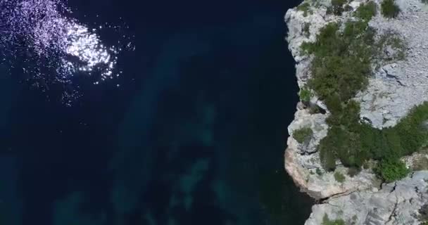 Scena aerea con drone di costa rocciosa di una baia . — Video Stock