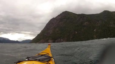 Kayaklar bir fırtınada.