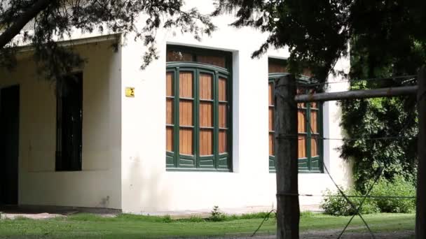 Casa blanca vintage con ventanas de color leñoso . — Vídeos de Stock
