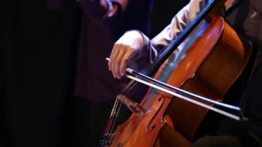 Bir konserde Çello çalan müzisyen.