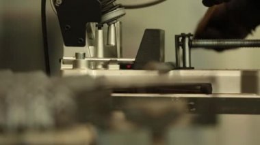 Dairesel testere l şeklinde çelik çubuk keser. Daha önce ikiye bölünmeden önce ölçülür. Bu süreçte gözlenen kıvılcımlar.