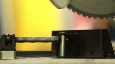 Dairesel testere l şeklinde çelik çubuk keser. Daha önce ikiye bölünmeden önce ölçülür. Bu süreçte gözlenen kıvılcımlar.