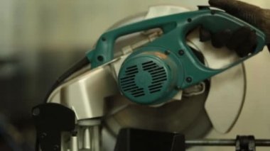 Dairesel testere l şeklinde çelik çubuk keser. Daha önce ikiye bölünmeden önce ölçülür. Bu süreçte gözlenen kıvılcımlar.