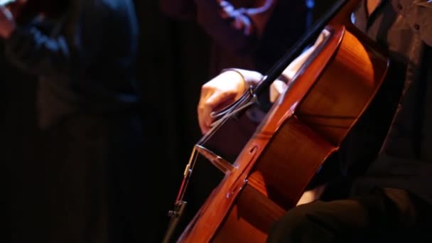 Músico tocando el violonchelo en un concierto . — Vídeos de Stock