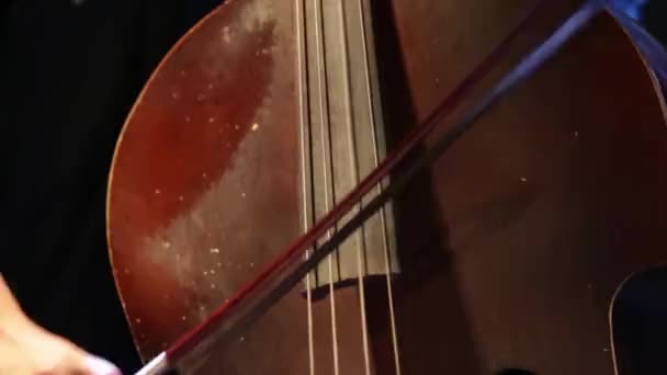 Hudebník hraje na violoncello na koncertě. — Stock video
