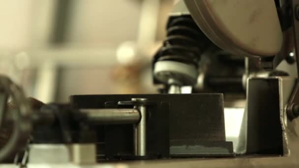 Coupe de scie circulaire L forme tige d'acier. Précédemment mesurée avant divisée en deux. Étincelles observées dans le processus .