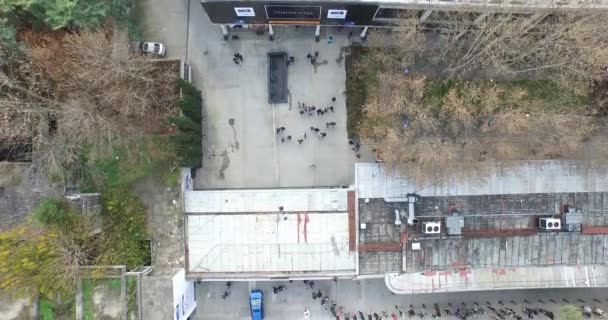 Escena aérea, superior con dron de flujo peatonal en el espacio público.Gente haciendo filas para entrar al evento . — Vídeos de Stock