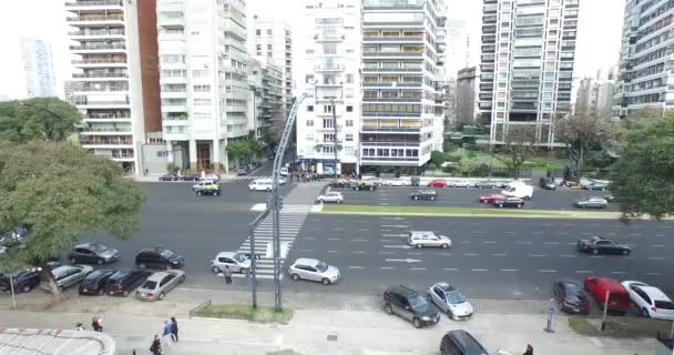 Luchtfoto drone scène van grote laan met verkeer. Camera gaat van avenue naar skyline, torens. — Stockvideo