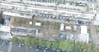 Drone ile hava, en iyi sahne. Ağaçlar, çatılar ve avenue arabalı dokular.