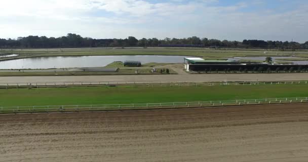 空中ドローン ブエノスアイレス、アルゼンチンで競馬のシーン。静的なカメラ。馬スポーツ フィールドです。ヒッポド ローム. — ストック動画