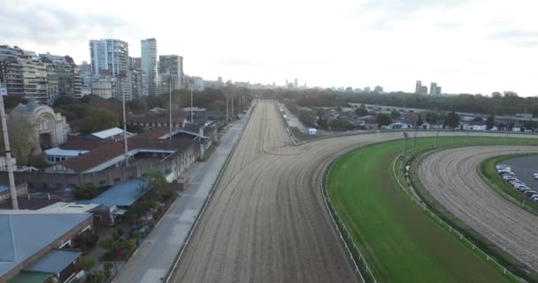 Scène aérienne de drone de l'hippodrome de Buenos Aires, Argentine. Terrain de sport équin . — Video