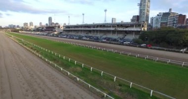 Drone sahne yarış pisti atlar, tribün, stadyum ve şehir manzarası için. Kamera Stadyumu doğru yarış pisti--dan bir hava visual şehir Buenos Aires in için hamle.