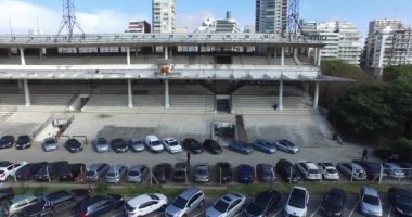 Hareketli Hava dron sahne yana Hipodrom Stadyumu. Banklar, standları detay.