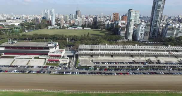 Escena aérea de drones del paisaje de la ciudad. Vista panorámica del estadio del deporte equino, polo y hipódromo . — Vídeos de Stock