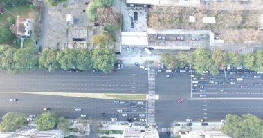 Hava, üst dron sahne şehir trafik. Otomobil, kamyon, toplu taşıma ve yaya hareketi filme vardır.